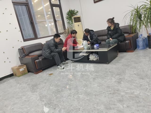 北斗鋰電池回收設備性能優異吸引馬來西亞客戶來訪