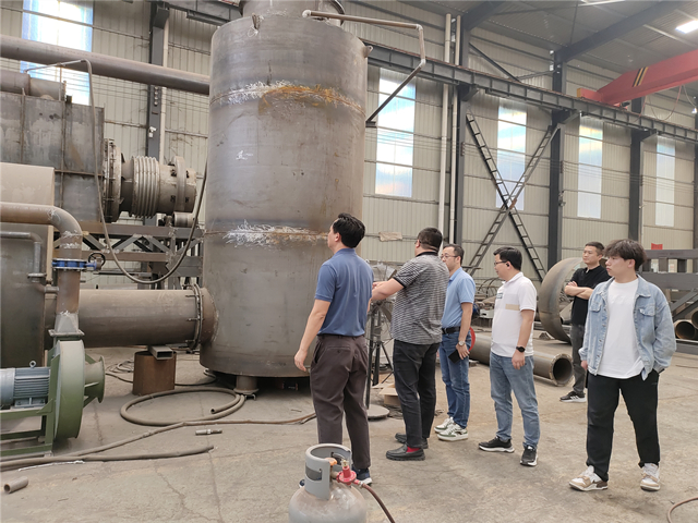 客戶來我廠進(jìn)行鋰電池裂解爐實(shí)地考察