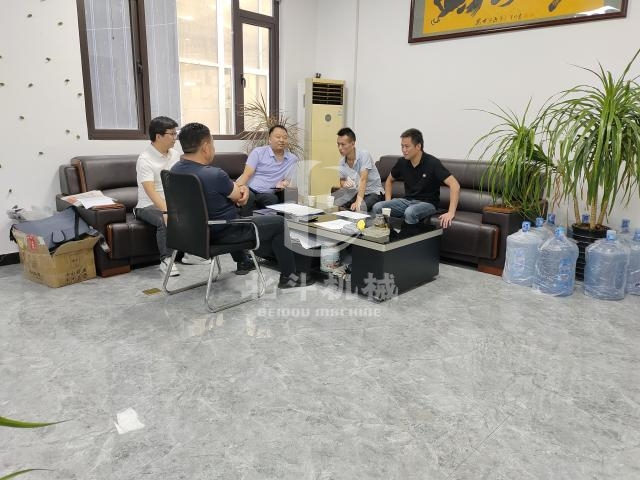 江蘇幾位客戶蒞臨我司討論鉛酸電池處理設(shè)備