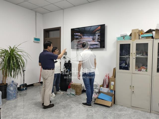外國(guó)客戶遠(yuǎn)道而來(lái)討論鉛酸電池處理設(shè)備技術(shù)
