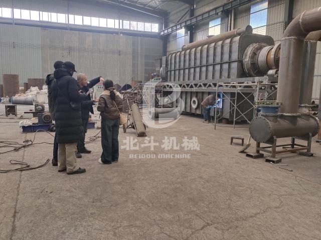 和客戶一起對(duì)線路板破碎處理設(shè)備進(jìn)行研討
