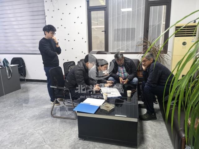 玻利維亞客戶參觀并了解我司軟包電池裂解爐設(shè)備