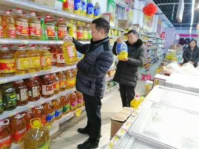 堅(jiān)守的身影 美麗的風(fēng)景 西峽縣食藥工商局緊盯春節(jié)市場(chǎng)秩序