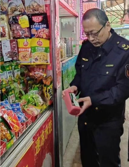 山東省泰安市岱岳區市場監管局城區所開展農貿市場預包裝食品專項檢查行動